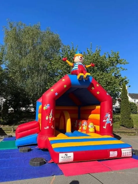 Le Clown assis — structure gonflable à louer en Bretagne